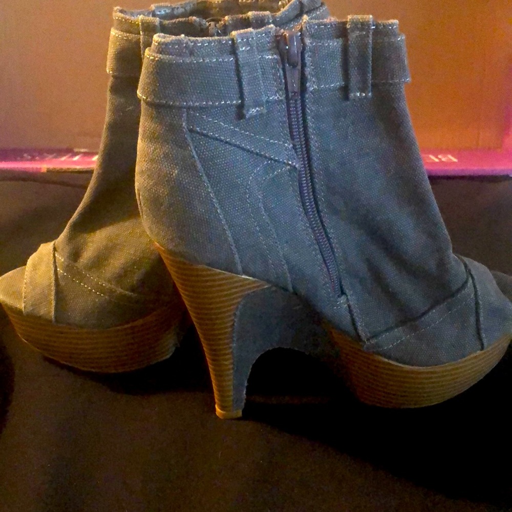 Rare find denim ankle booties Gomax